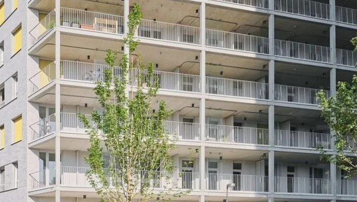 Wohnhaus mit Innenhof, Sitzgelegenheit und Baum