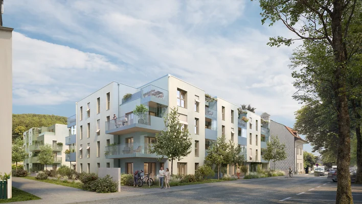 Wohnhausanlage mit großzügigen Balkonen, Bäumen und Sträuchern und Straße im Vordergrund