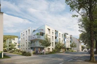 Wohnhausanlage mit großzügigen Balkonen, Bäumen und Sträuchern und Straße im Vordergrund
