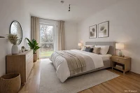 Schlafzimmer mit Doppelbett, Nachttisch,2 Bilder, Kommode mit Spiegel, Pflanze, Teppich und Vorhang