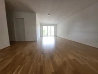 Essbereich mit Blick ins Wohnzimmer