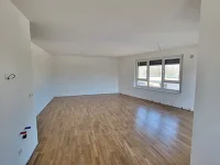 Blich von Wohnküche ins Wohnzimmer
