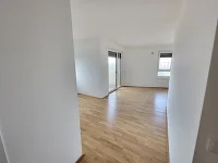 Blick vom Vorraum ins Wohnzimmer mit Küchenbereich
