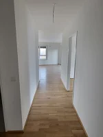 Flur zum Wohnzimmer mit Küchenbereich