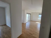 Blick vom Vorraum in Wohnzimmer mit Küchenbereich