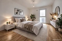 Schlafzimmer mit Bett, Kommode, Nachttisch, Bilder, Spiegel und Pflanzen