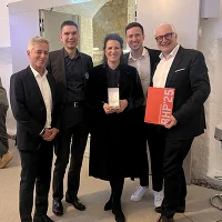 Siegerfoto Menschen mit Auszeichnung und Urkunde