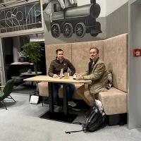 2 Personen sitzend beim Kaffee