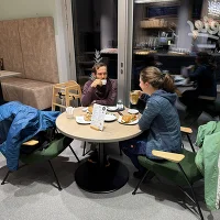 Mann und Frau sitzend beim Frühstück