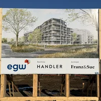 Bautafel mit Logo der EGW, der Architekten und der Baufirma