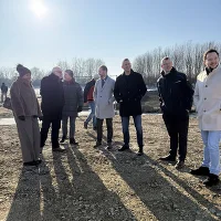 Gespräche zwischen interessierten Personen auf dem Baugrund