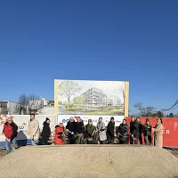 Spatenstich mit VertreterInnen von Stadt, Architekt, Baufirma und im Hintergrund Bautafel der EGW