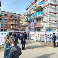 In Bau befindliches Wohnhaus mit Personen