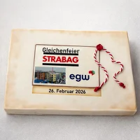 Torte der Baufirma und der EGW mit Datum der Gleichenfeier