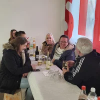 Personen mit Getränken