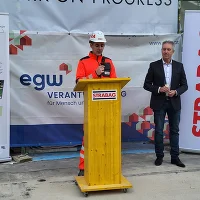 2 Personen mit Rednerpult und Transparenten