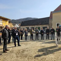 Menschen mit Gebäuden im Hintergrund