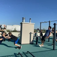 Fitnessparcours mit sportlichen Personen