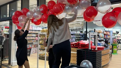 Personen mit Luftballons - Vorbereitung zur Eröffnung