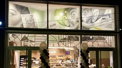 Eingang zur Bäckerei mit Luftballons