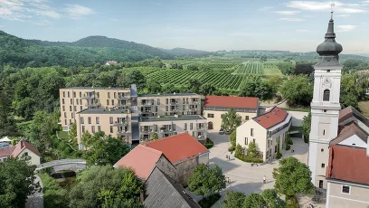 Wohnhausanlage am Dorfplatz mit Kirche und Ausblick ins Grüne
