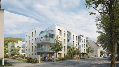 Wohnhausanlage mit großzügigen Balkonen, Bäumen und Sträuchern und Straße im Vordergrund